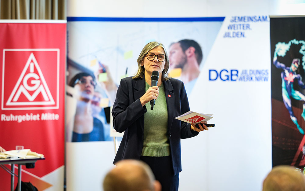 Frau hält Vortrag