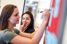 Frauen an Pinwand