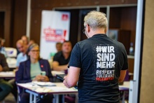 Mann hält Vortrag