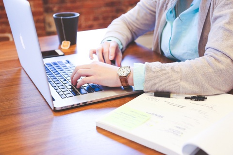 Frau vor Laptop