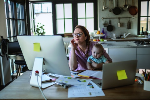 Frau und Kind vor laptop