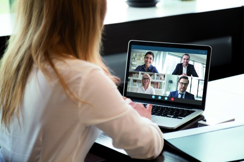 Frau vor zoombild - Onlineseminar LPVG NRW