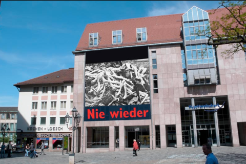 Nie wieder Krieg Anti-Nazi-Demo Nürnberg 2014 Massengrab