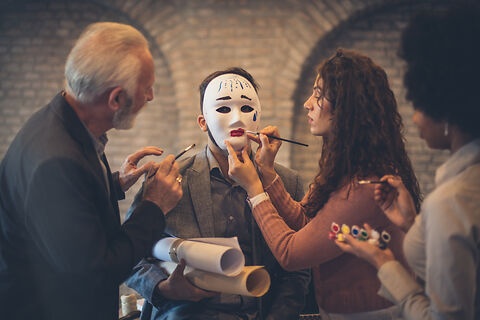 Teilnehmende malen die Maske einer weiteren Person an