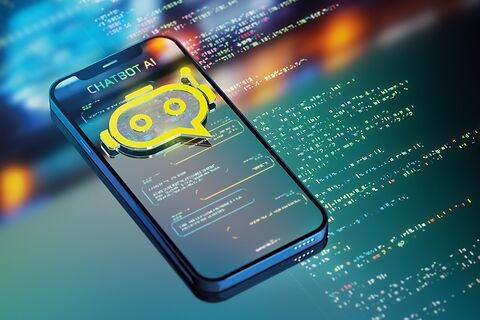 Ein Handy vor Codezeilen