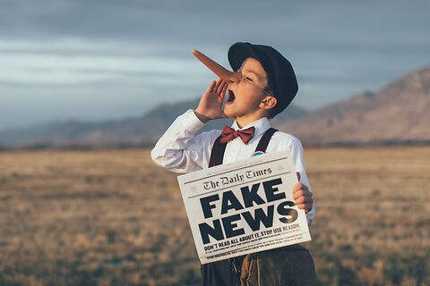 Zeitungsjunge mit langer Nase hält Zeitung in der Hand mit der Überschrift Fake News