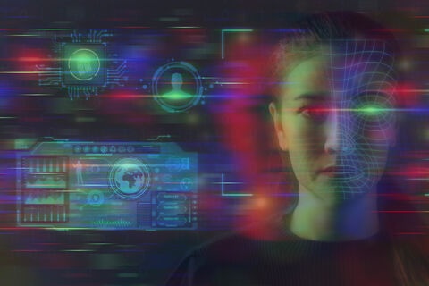 Verzehrte Darstellung einer Frau umgeben von digitalen Anzeigen