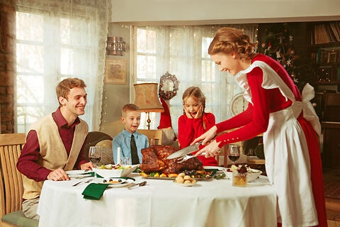 Stilistiertes Bild einer Familie beim Essen, bei der die Frau das Essen serviert